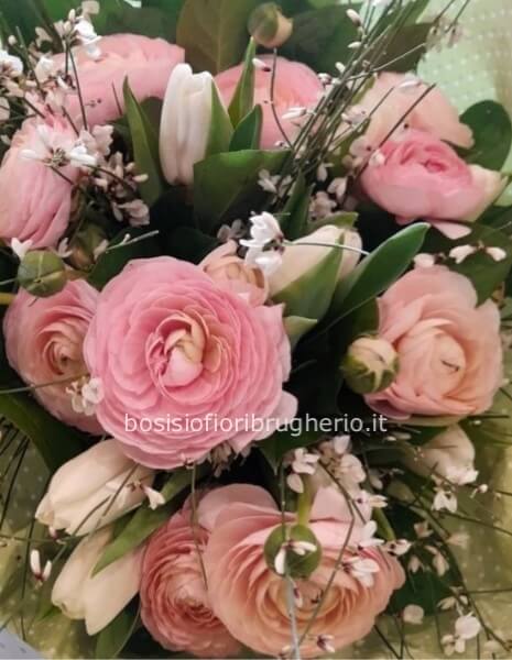 Bouquet con fiori assortiti nel colore del rosa