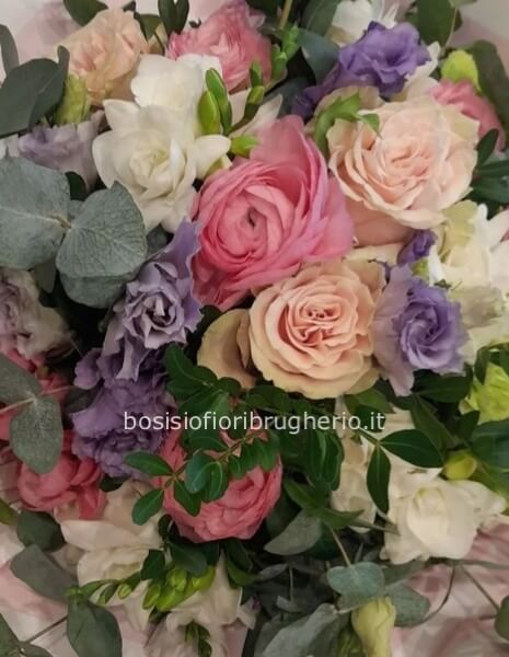 Bouquet di rose e fiori di stagione colori assortiti