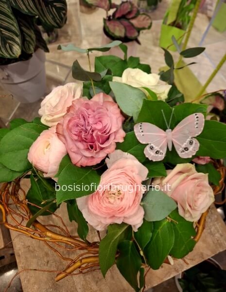 bouquet primaverile con salice intrecciato