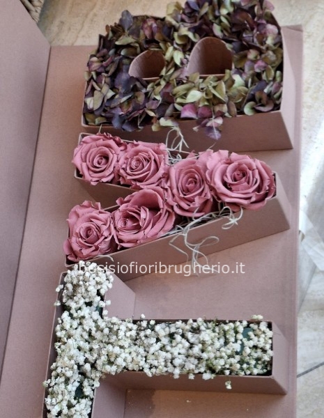 Scritta TVB 44 x21 cm con fiori misti stabilizzati