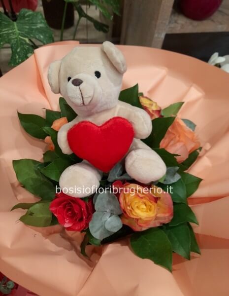 Bouquet con rose colorate con orsetto con cuore